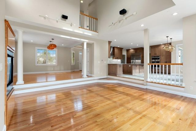 120 Cricket Ln, North Andover, MA 01845