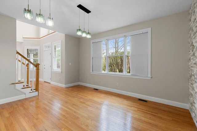 120 Cricket Ln, North Andover, MA 01845