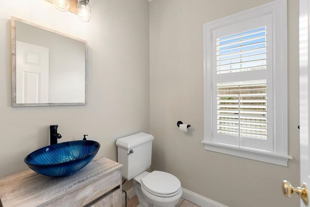 120 Cricket Ln, North Andover, MA 01845
