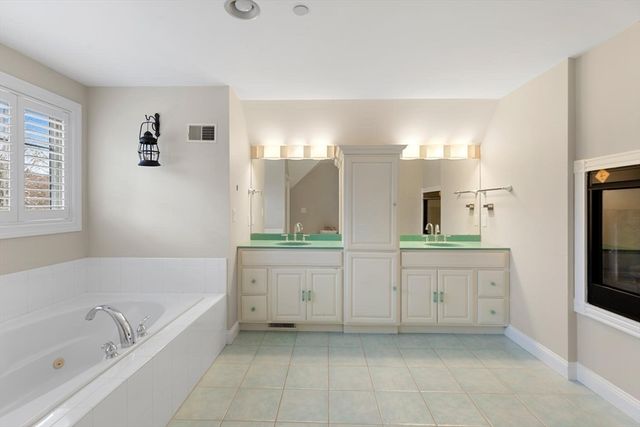 120 Cricket Ln, North Andover, MA 01845