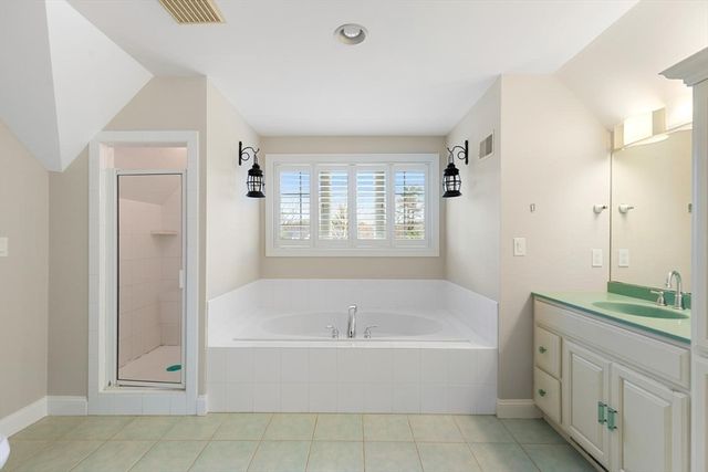 120 Cricket Ln, North Andover, MA 01845