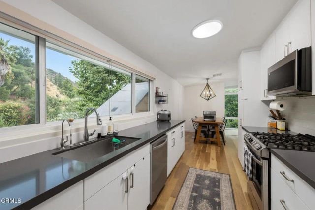 5148 Oakwood Avenue, La Canada Flintridge, CA 91011