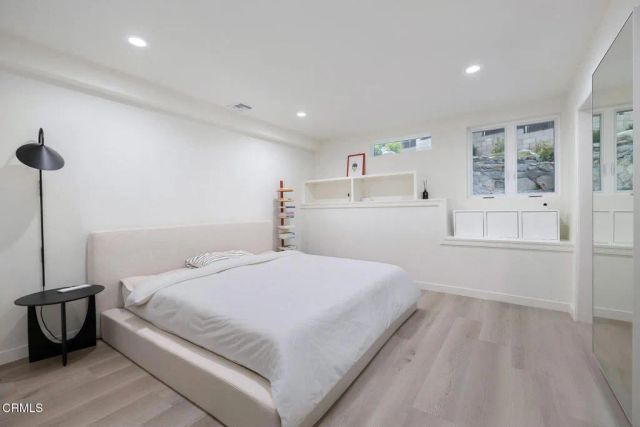 5148 Oakwood Avenue, La Canada Flintridge, CA 91011