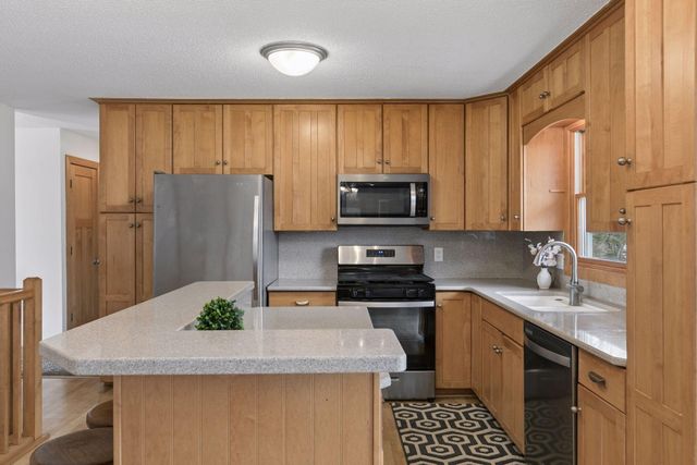 9016 66th Avenue N, Brooklyn Park, MN 55428
