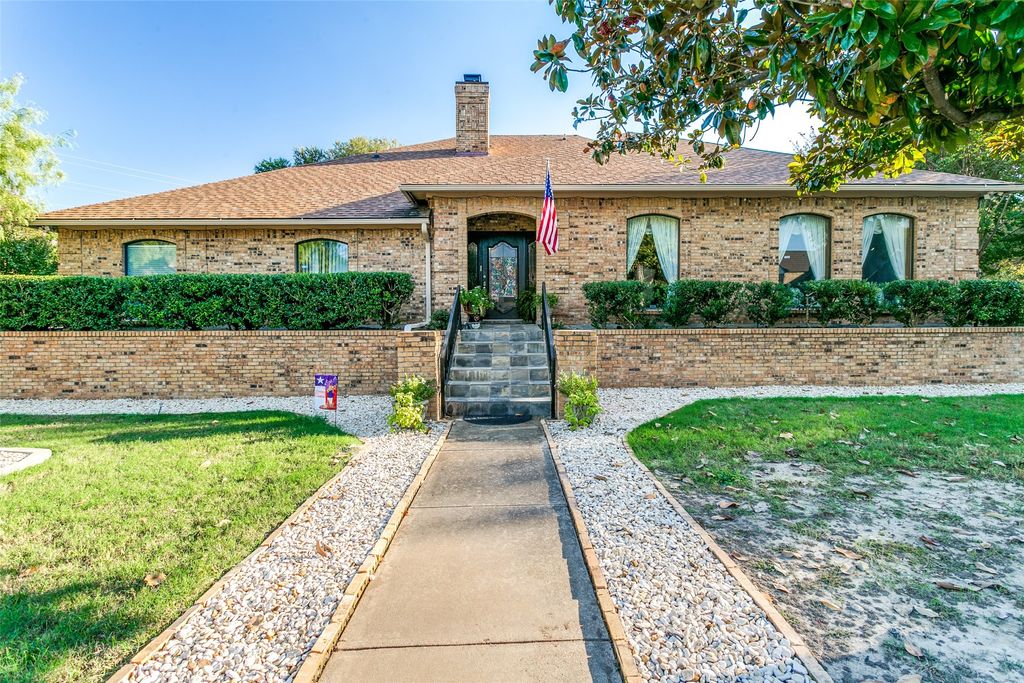 6801 Bellaire Court S, Benbrook, TX 76132 — exterior