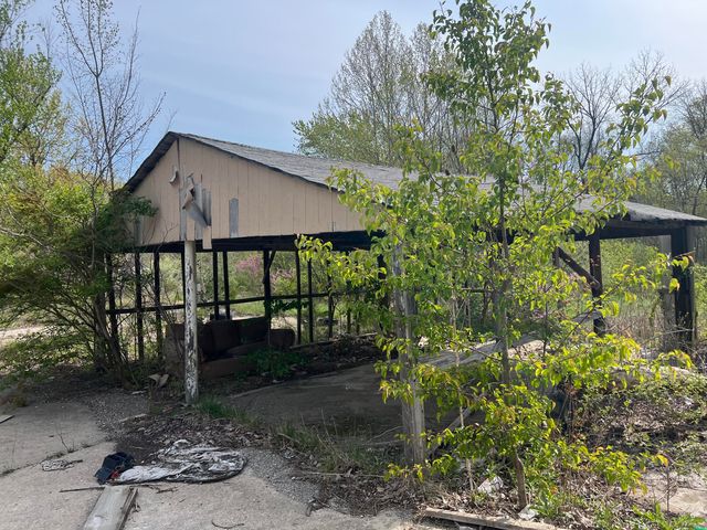 6908 E MEXICO GRAVEL RD, Columbia, MO 65202