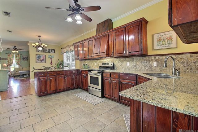 13031 N Ridge Dr, Walker, LA 70785