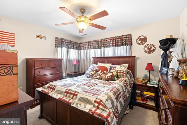 28 MACINTOSH RD, Levittown, PA 19056