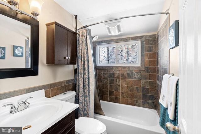 28 MACINTOSH RD, Levittown, PA 19056