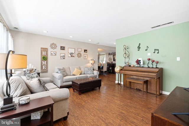 28 MACINTOSH RD, Levittown, PA 19056