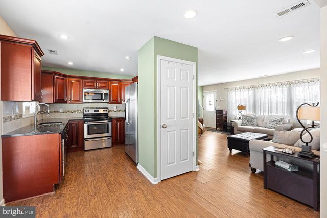 28 MACINTOSH RD, Levittown, PA 19056