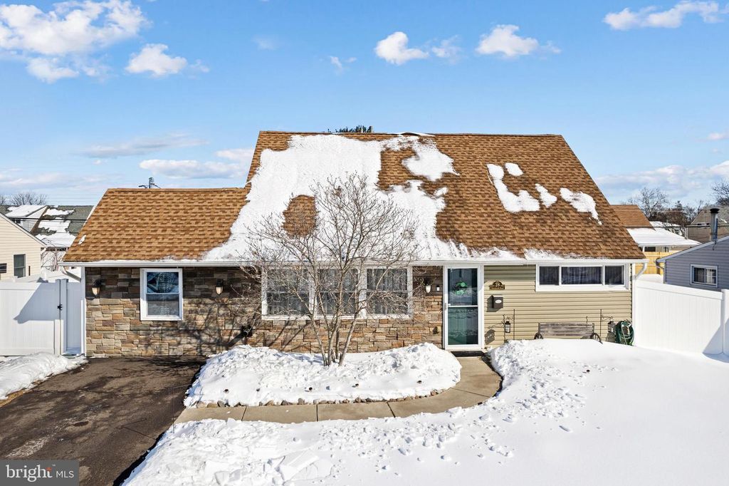 28 MACINTOSH RD, Levittown, PA 19056