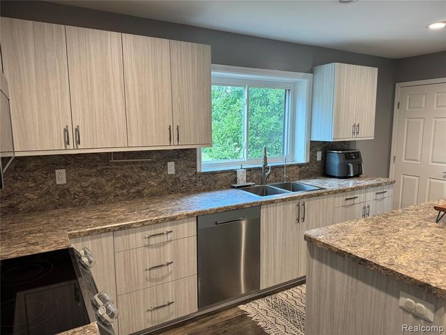 1712 Peppermill Road, Lapeer, MI 48446