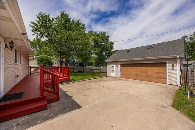 209 Shawnee Drive, Carol Stream, IL 60188