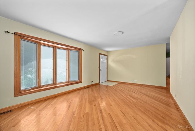 209 Shawnee Drive, Carol Stream, IL 60188