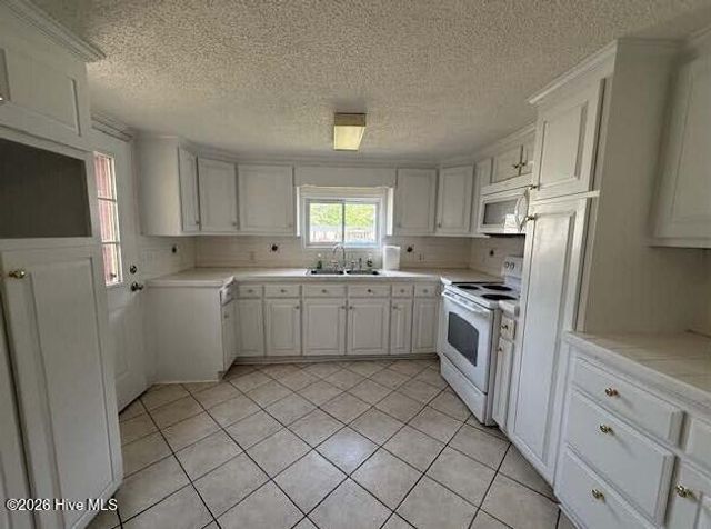 170 Loop Road, Burgaw, NC 28425