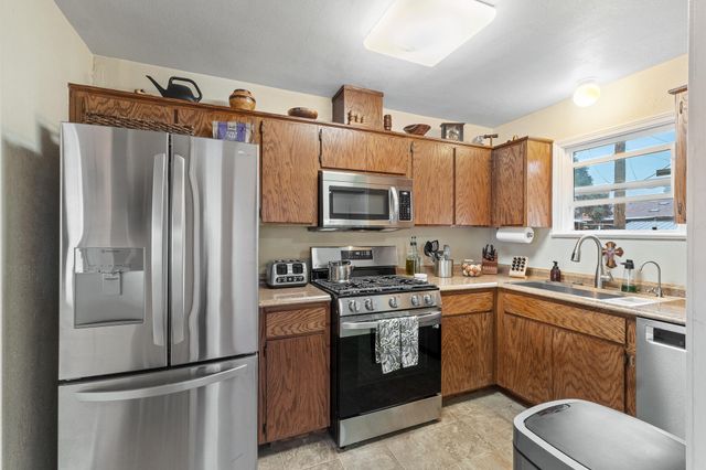 1052 E Apricot Avenue, Tulare, CA 93274