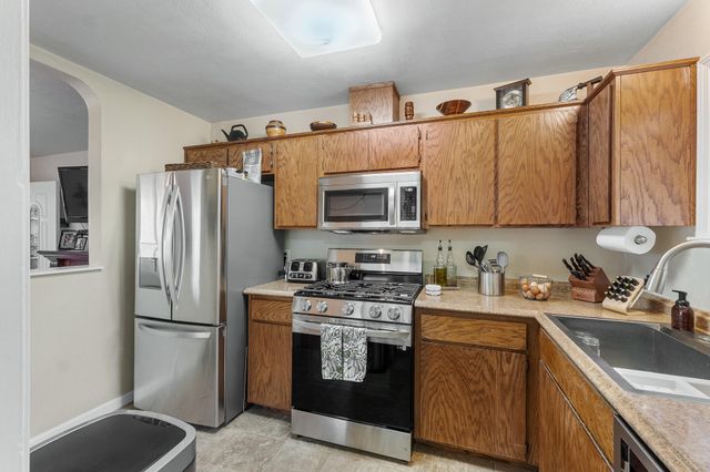 1052 E Apricot Avenue, Tulare, CA 93274