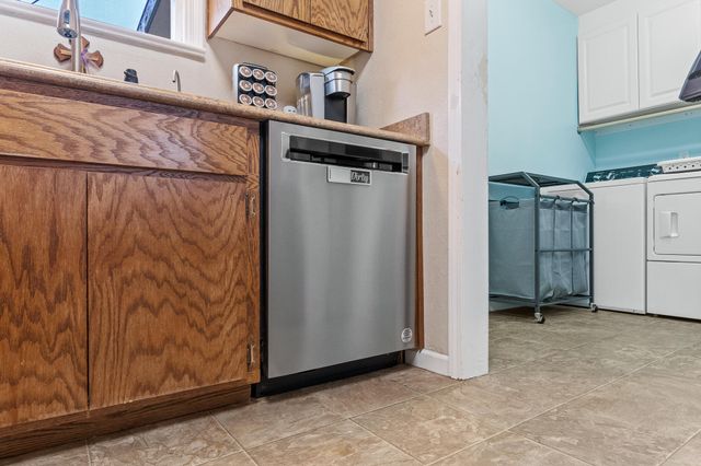 1052 E Apricot Avenue, Tulare, CA 93274