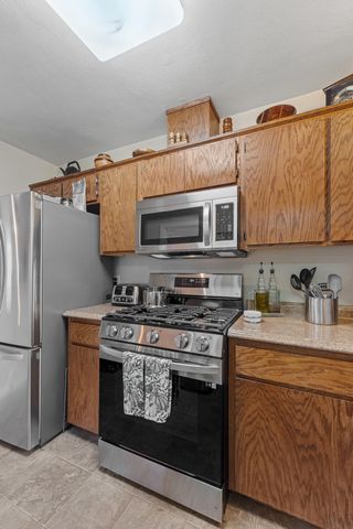 1052 E Apricot Avenue, Tulare, CA 93274