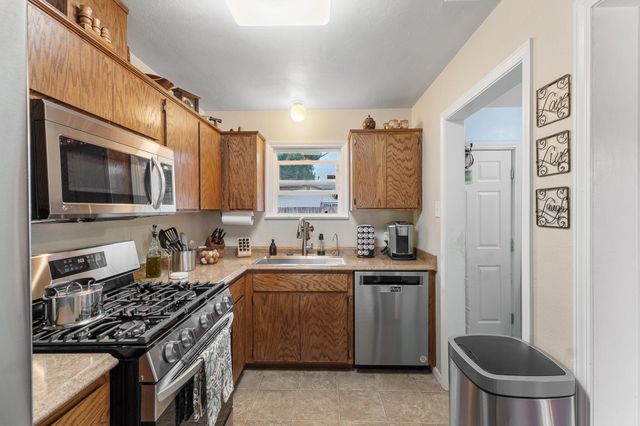 1052 E Apricot Avenue, Tulare, CA 93274