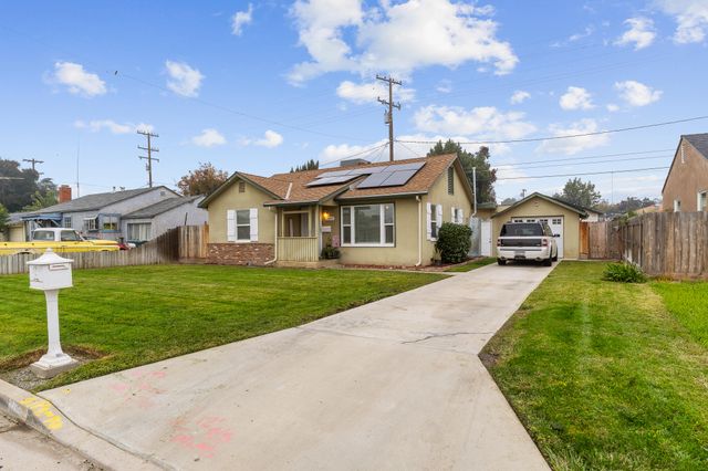 1052 E Apricot Avenue, Tulare, CA 93274