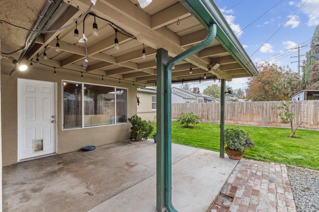 1052 E Apricot Avenue, Tulare, CA 93274