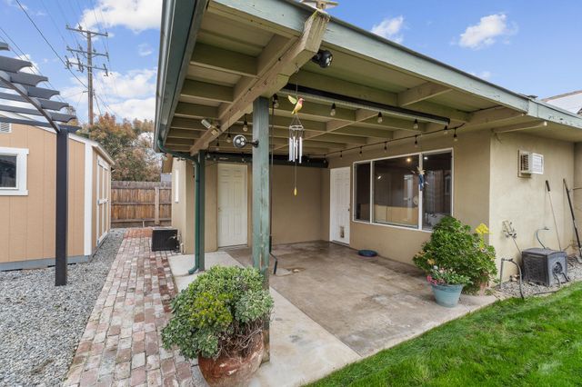 1052 E Apricot Avenue, Tulare, CA 93274