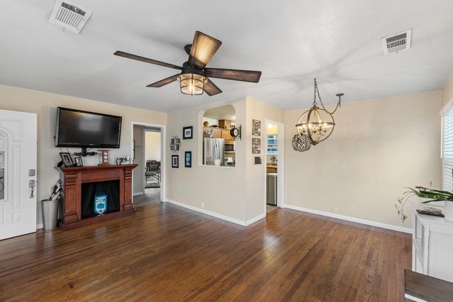 1052 E Apricot Avenue, Tulare, CA 93274