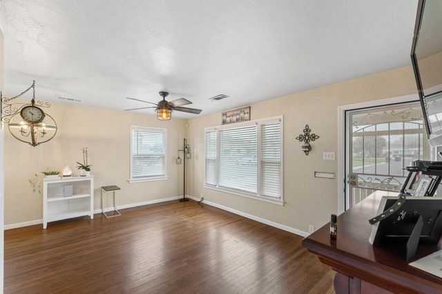 1052 E Apricot Avenue, Tulare, CA 93274