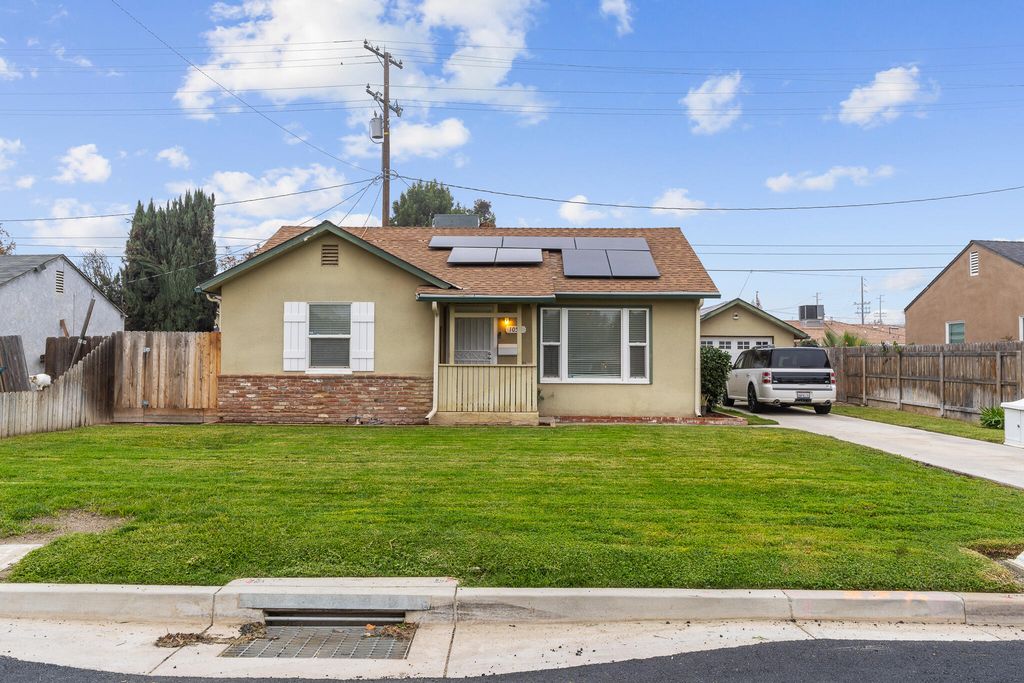 1052 E Apricot Avenue, Tulare, CA 93274