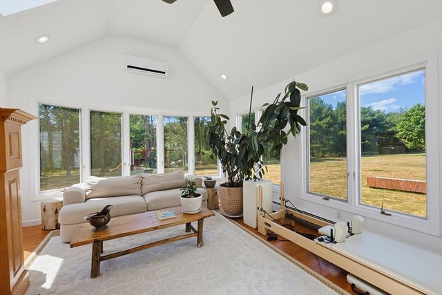 50 Meadowlark Dr, Seekonk, MA 02771