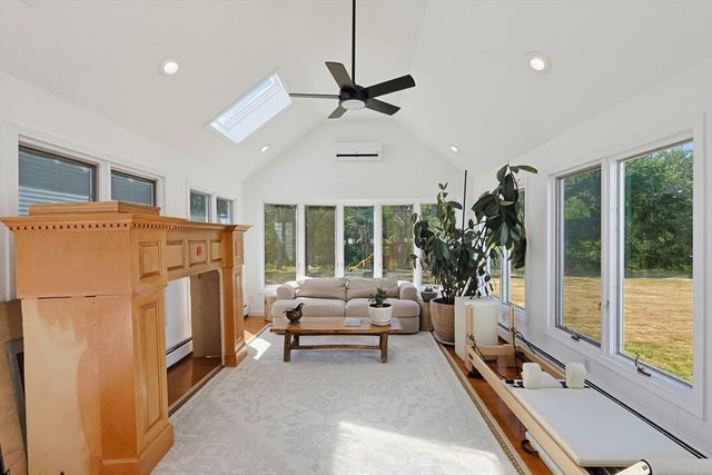 50 Meadowlark Dr, Seekonk, MA 02771