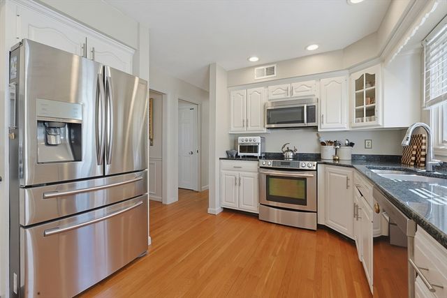 50 Meadowlark Dr, Seekonk, MA 02771