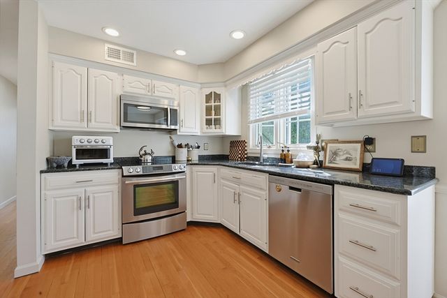 50 Meadowlark Dr, Seekonk, MA 02771