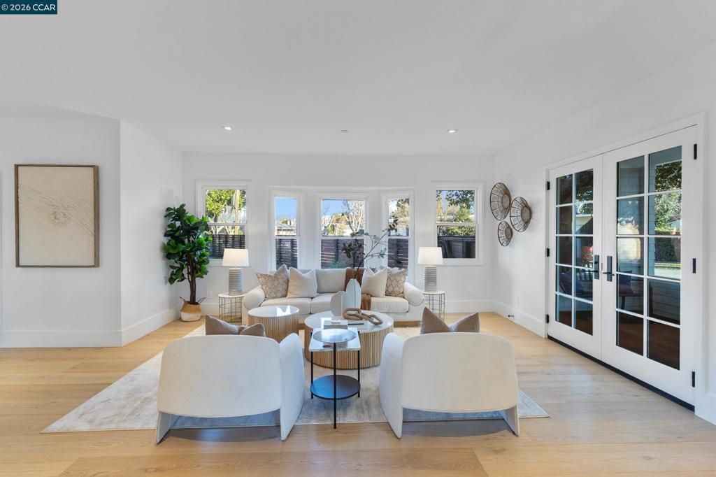 Image 10 of property listing at 524 Oak Grove Ave., Burlingame, CA 94010