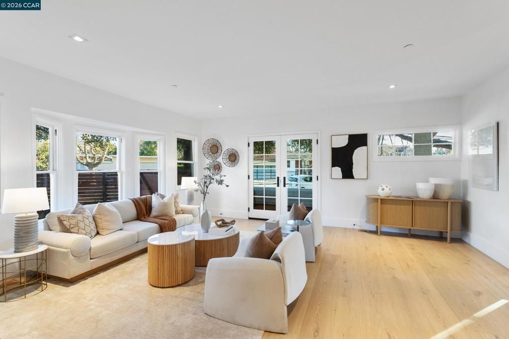 Image 11 of property listing at 524 Oak Grove Ave., Burlingame, CA 94010