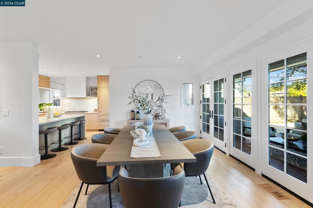 Image 14 of property listing at 524 Oak Grove Ave., Burlingame, CA 94010