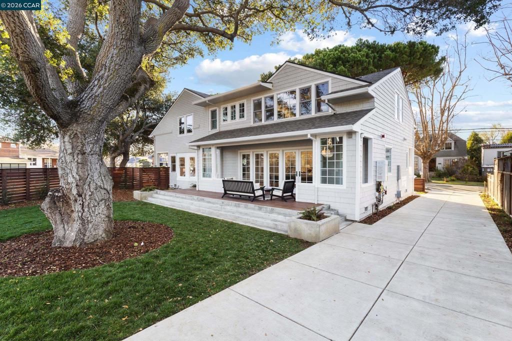 Image 2 of property listing at 524 Oak Grove Ave., Burlingame, CA 94010