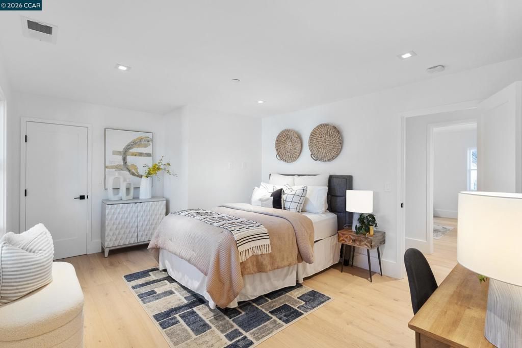 Image 25 of property listing at 524 Oak Grove Ave., Burlingame, CA 94010