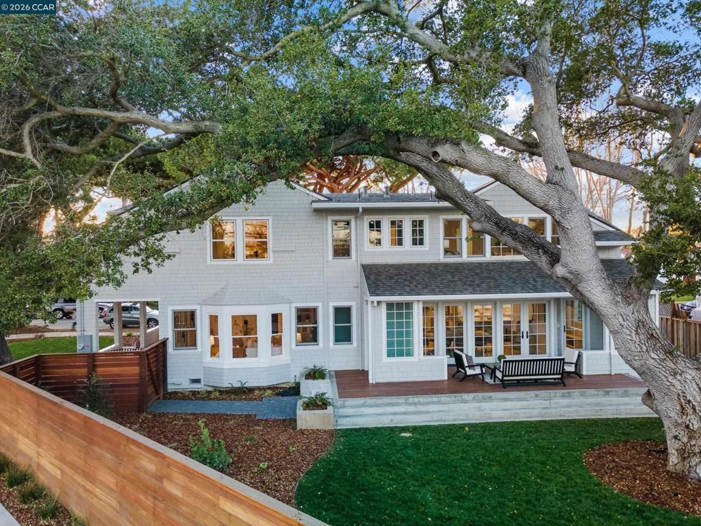 Image 3 of property listing at 524 Oak Grove Ave., Burlingame, CA 94010