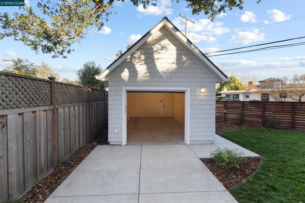 Image 31 of property listing at 524 Oak Grove Ave., Burlingame, CA 94010