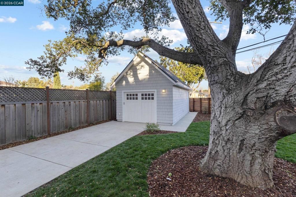 Image 32 of property listing at 524 Oak Grove Ave., Burlingame, CA 94010