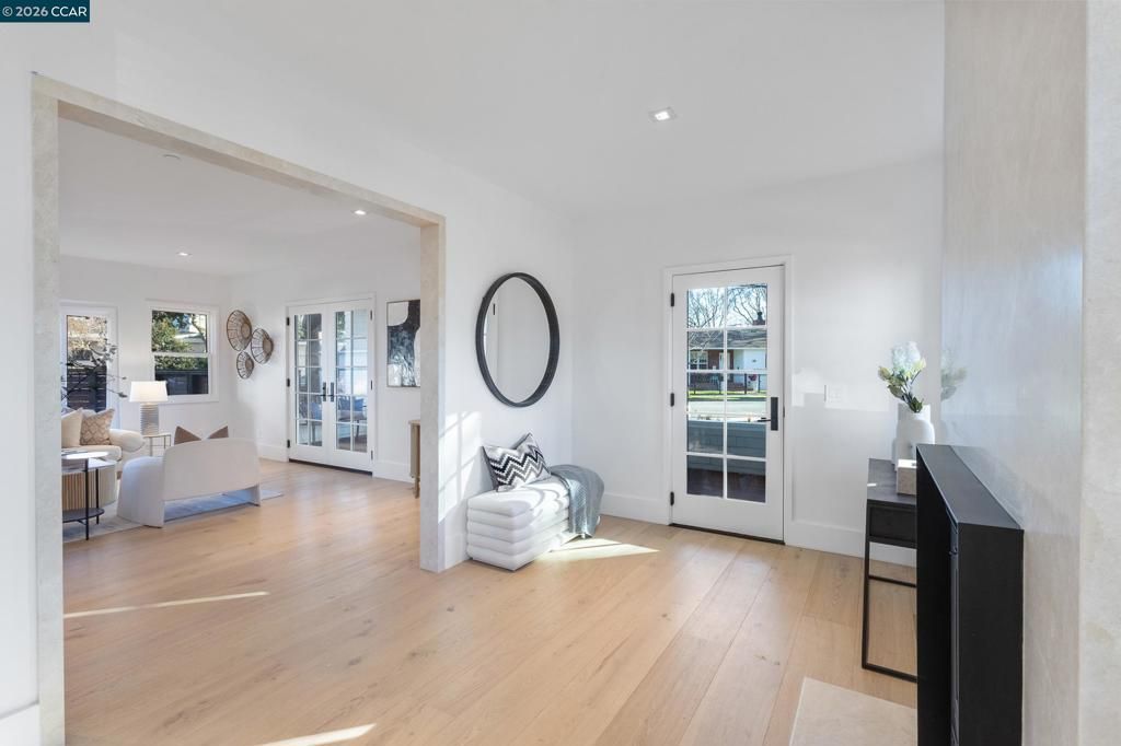 Image 9 of property listing at 524 Oak Grove Ave., Burlingame, CA 94010