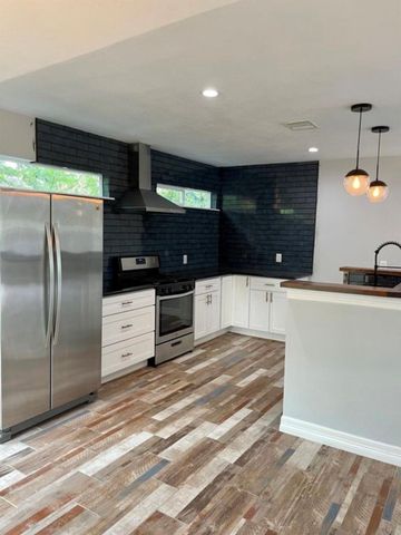 425 Plymouth Street, Houston, TX 77022