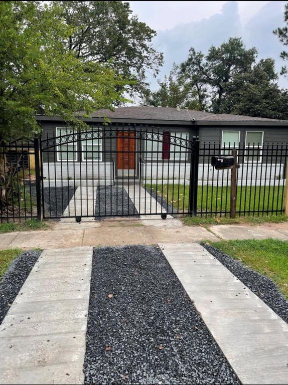 425 Plymouth Street, Houston, TX 77022