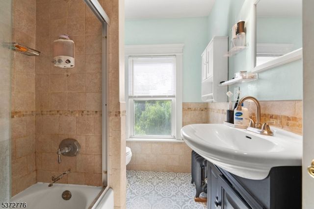 32 Walter Hammond Pl, Waldwick Boro, NJ 07463