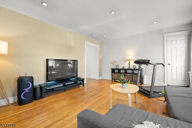 32 Walter Hammond Pl, Waldwick Boro, NJ 07463