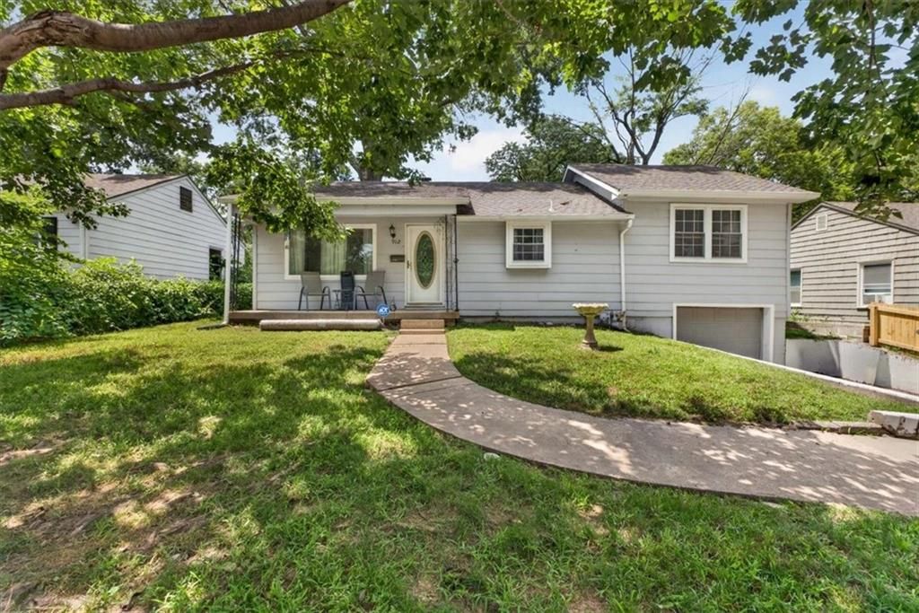 9112 Charlotte Street, Kansas City, MO 64131
