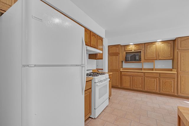 4176 Kenwood Avenue, Gurnee, IL 60031